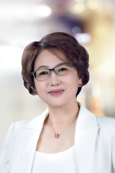 Portrait of Chen Chen, REALTOR® | NRLUX.